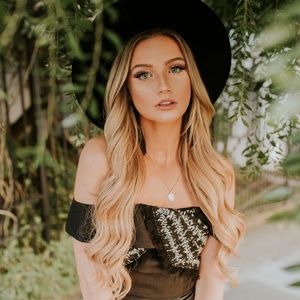 N12H OFF THE SHOULDER CROSS TOP